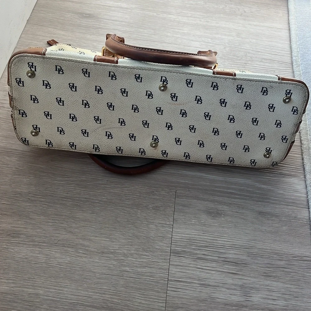 Vintage Dooney & Bourke White Domed Shoulder Satchel - Picture 4 of 6